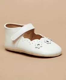 بيرفيت - حذاء بتفاصيل مقطوعة بالليزر مع إغلاق بشريط فيلكرو - أبيض