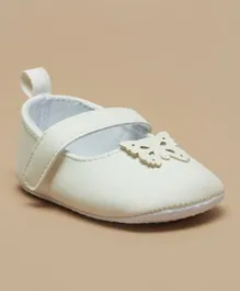 فلورا بيلا من شو اكسبرس - حذاء للرضع مزين بالفراشة - أبيض