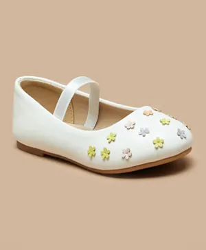 فلورا بيلا من شو اكسبرس - حذاء ماري جين مزين بزهور - أبيض