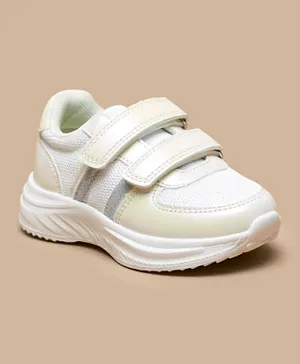 بيرفيت - حذاء رياضي لامع مع إغلاق بخطاف وحلقة - أبيض