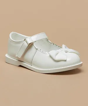 فلورا بيلا من شو اكسبرس - حذاء ماري جين مزين بفيونكة على شكل صدفة مع شريط للإغلاق - أبيض