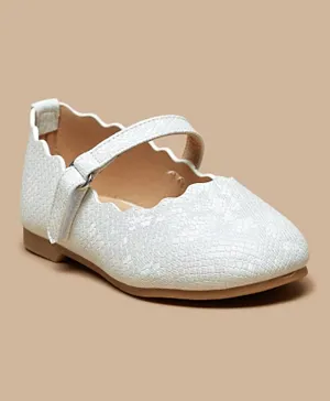 جونيورز- حذاء ماري جين بنقشة بارزة مع إغلاق خطاف وحلقة - أبيض