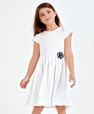 فستان بريمو جينو بأكمام قصيرة من قماش الإيلاستين القطني الناعم مع شارة زهرة من الترتر ثلاثية الأبعاد - أبيض