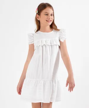 فستان شيفلي بأكمام مكشكشة من بريمو جينو - أبيض