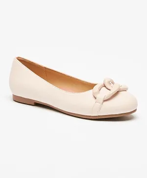 ليتل ميسي - حذاء باليرينا بمقدمة دائرية مع تفاصيل تزيين - أبيض