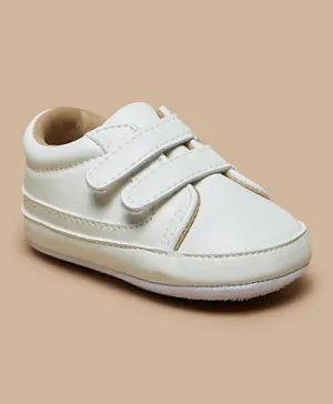 بيرفيت - حذاء سادة مع إغلاق بشريط فيلكرو - أبيض