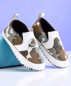 حذاء بتصميم بوت مطاطي بطبعة نجوم من بيبي أوي - أبيض