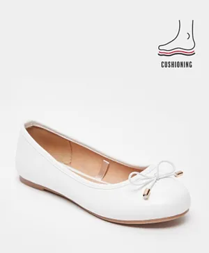 ليتل ميسي - حذاء باليه سهل الارتداء بمقدمة مستديرة مزينة بفيونكة - أبيض
