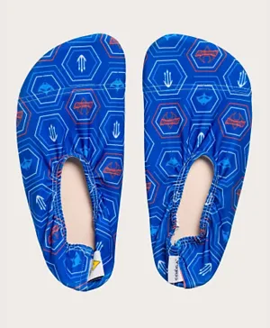 حذاء حمام السباحة اكوامان بتصميم هيكساجون بطبعات من كويغا سن وير - أزرق