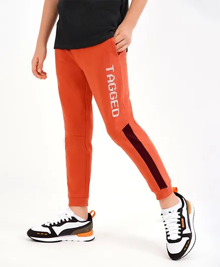 بريمو جينو سروال رياضي قطني بطول كامل مع تصميم بلوك الألوان وطباعة عالية الدقة - لون صدئ